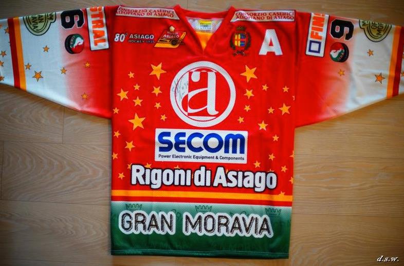 La maglia del quinto scudetto di Michele Strazzabosco in vendita on-line fino alle 12.00 di lunedì 1 febbraio.